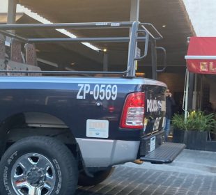 Policía en Plaza Andares.