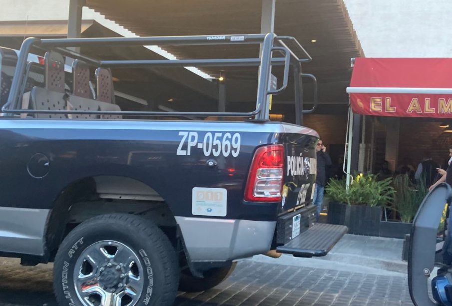 Policía en Plaza Andares.