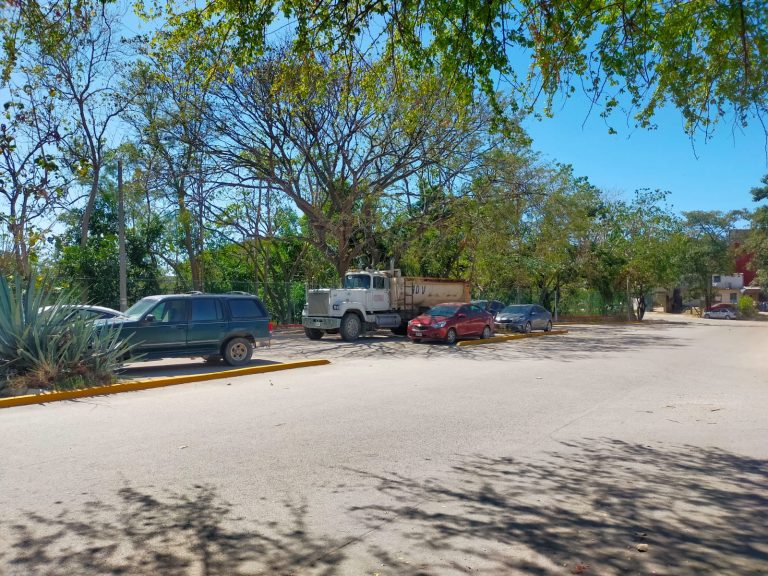 Área de estacionamiento con carros