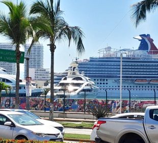 Crucero Internacional Carnival Panorama