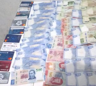 Dinero y tarjetas decomisadas por autoridades de Nayarit