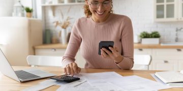 Mujer utilizando un celular