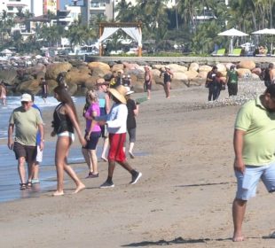 Turistas disfrutan de las playas de Puerto Vallarta