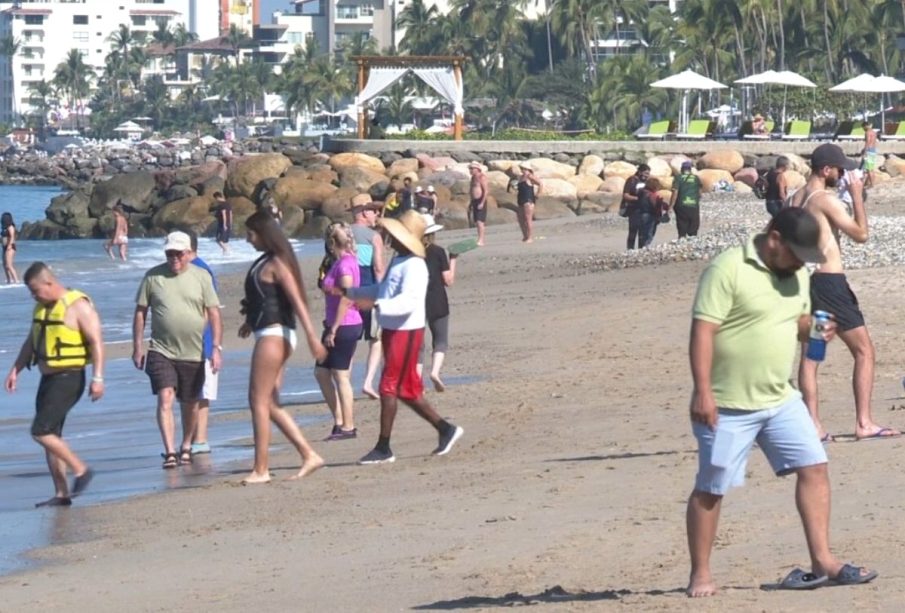 Turistas disfrutan de las playas de Puerto Vallarta
