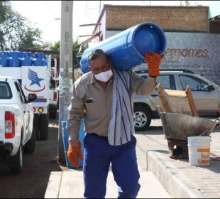 Trabajador con cilindro de gas.