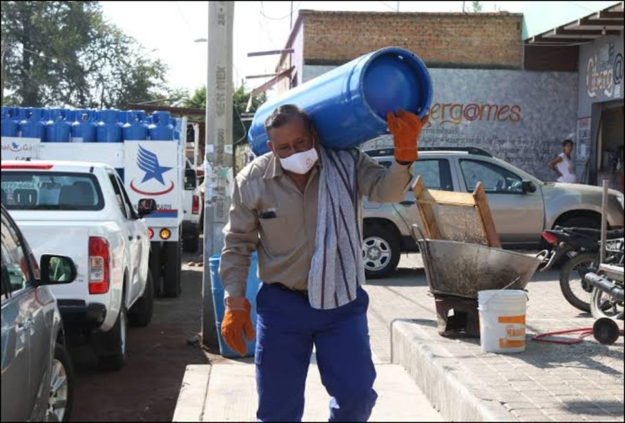 Trabajador con cilindro de gas.