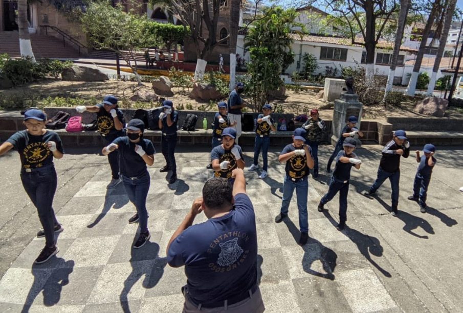 Jóvenes entrenando Pentathlon Deportivo Militarizado y Universitario