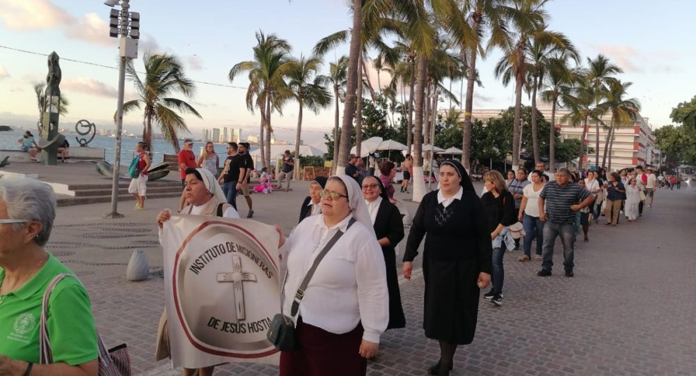 Religiosas o monjas peregrinaron en el malecón