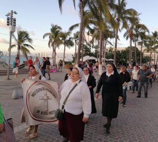 Religiosas o monjas peregrinaron en el malecón