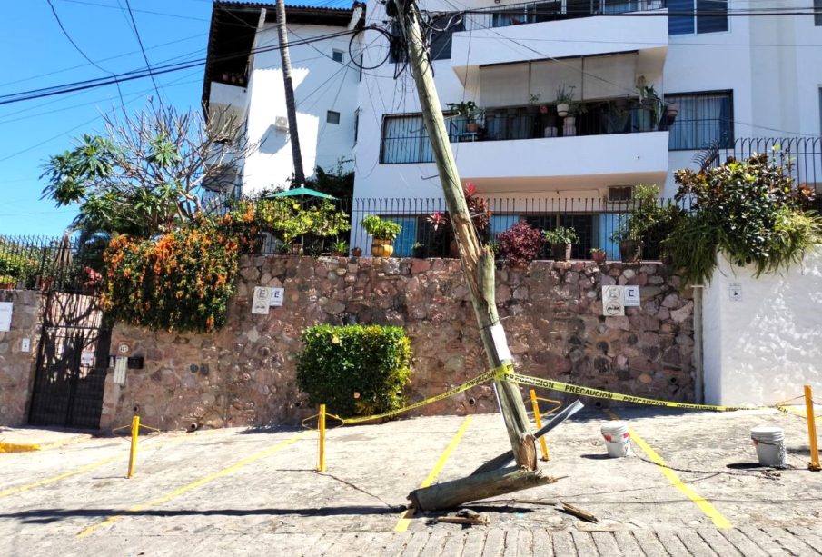 Poste a punto de caer en Vallarta