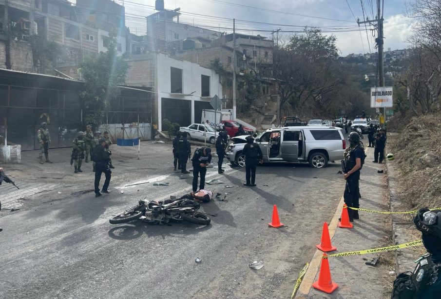 Tras asalto, escoltas del presidente municipal de Taxco, enfrentan a los supuestos ladrones