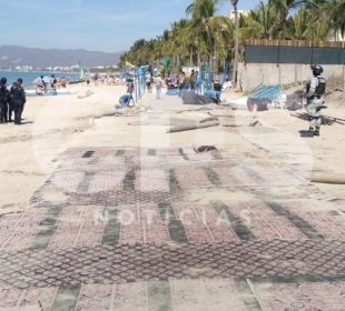 Masajista en playa de Bucerías.