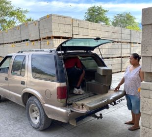 Ladrillos entregados a ciudadanos de Vallarta