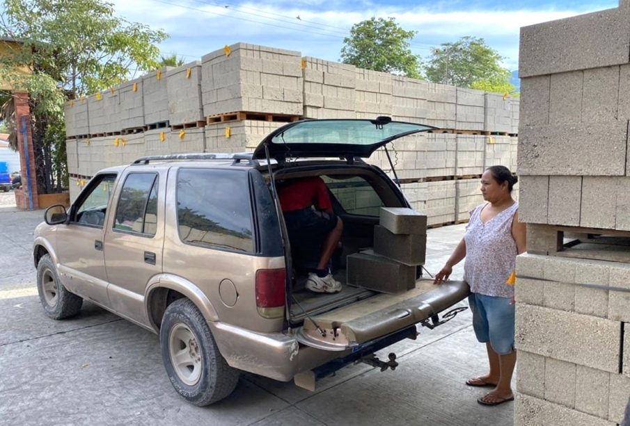 Ladrillos entregados a ciudadanos de Vallarta