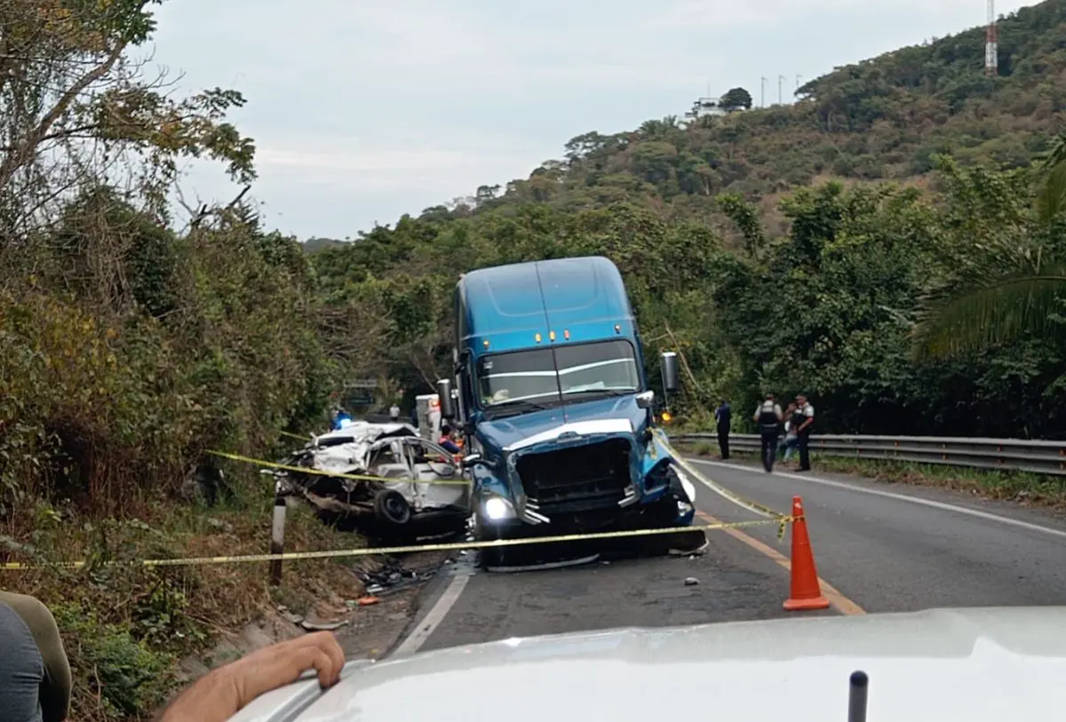 Automovilista muere al chocar contra tráiler en la Carretera 200