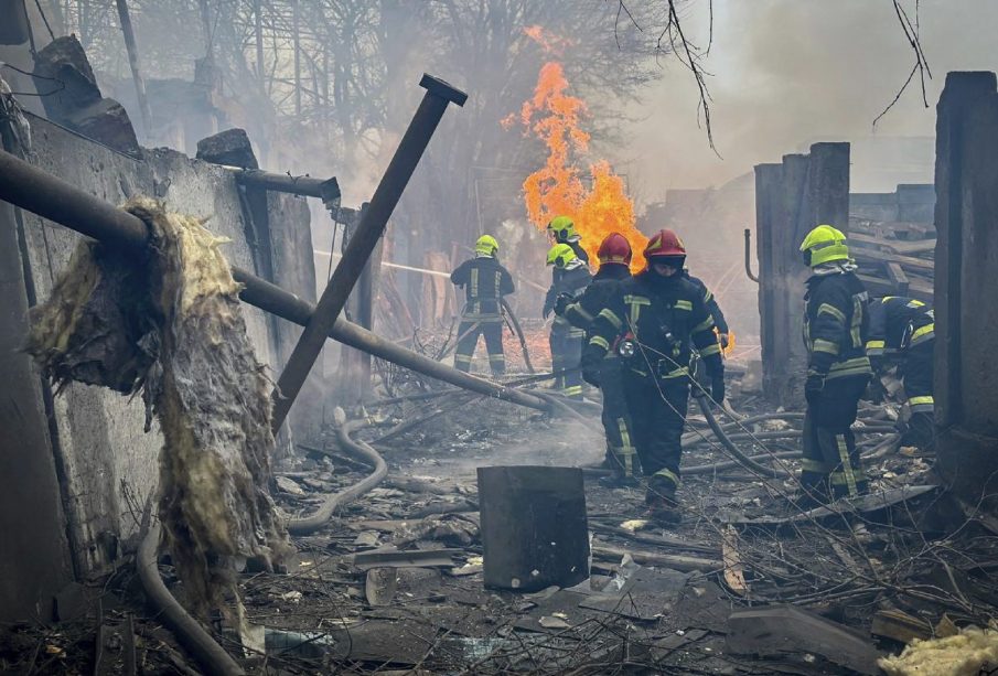 Bomberos atendiendo incendio por ataque ruso