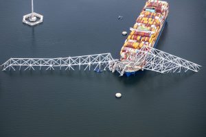 FOTOS del momento exacto del derrumbe de puente en Baltimore tras impacto de barco