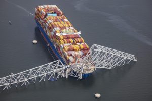 FOTOS del momento exacto del derrumbe de puente en Baltimore tras impacto de barco