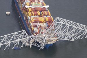 FOTOS del momento exacto del derrumbe de puente en Baltimore tras impacto de barco