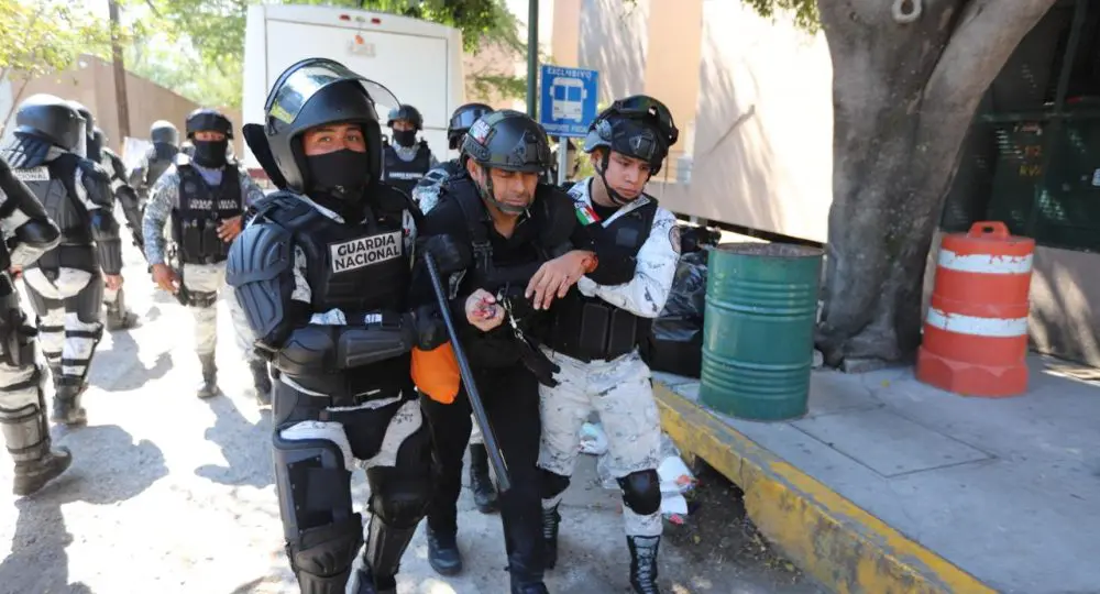 Agentes ayudando a guardia herido