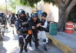 Agentes ayudando a guardia herido