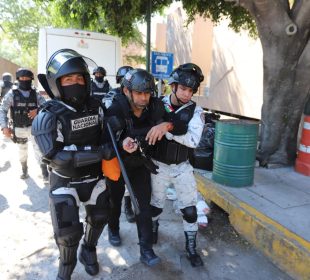 Agentes ayudando a guardia herido