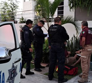 Agentes de seguridad y PC atendiendo lesionado