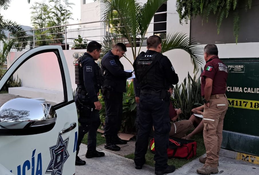 Agentes de seguridad y PC atendiendo lesionado