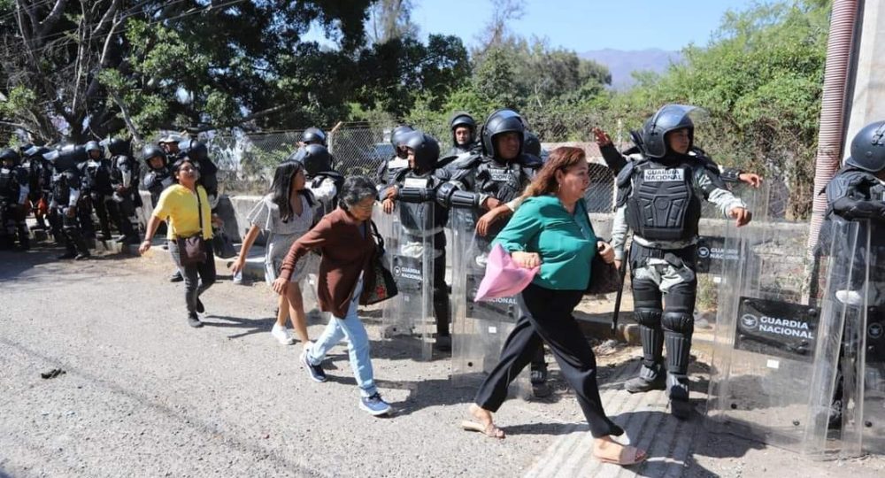 Agentes salvaguardando mujeres