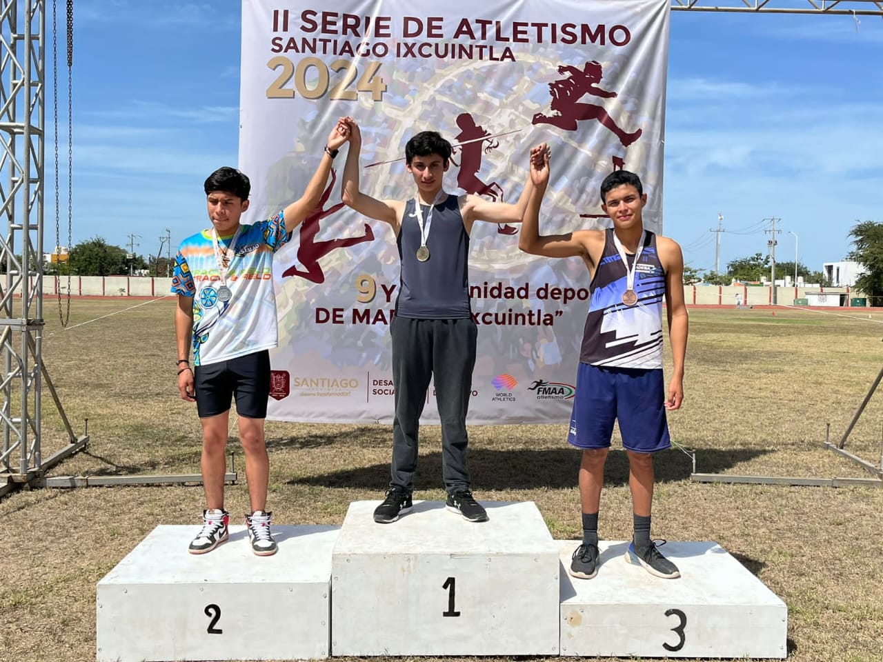 Atletas de Bahía de Banderas en competencia