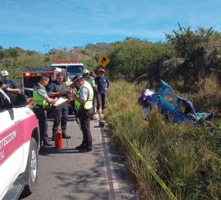 Autoridades en sitio de choque frontal