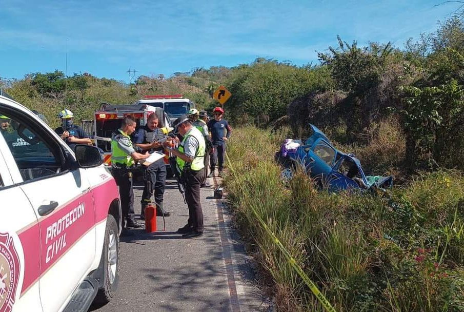 Autoridades en sitio de choque frontal