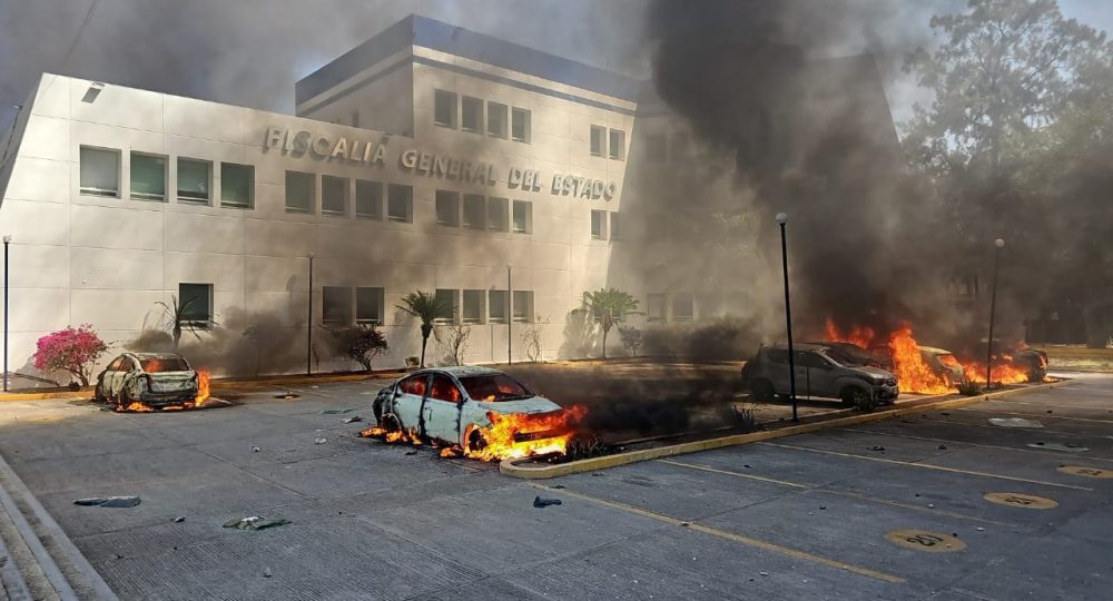 Autos ardiendo afuera de la Fiscalía de Guerrero