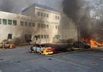 Autos ardiendo afuera de la Fiscalía de Guerrero
