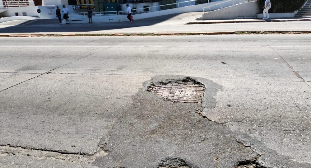 Bache en cruce de circulación de El Pitillal