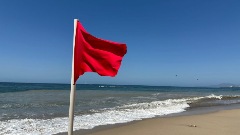 Bandera roja en playa
