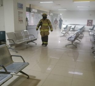 Bombero en clinica IMSS por incendio