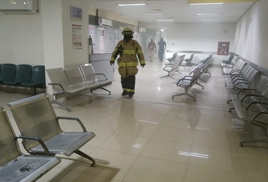 Bombero en clinica IMSS por incendio