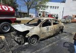 Bomberos atendiendo autos quemados por normalistas