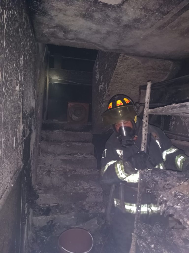 Bomberos sofocando incendio en almacen de hotel