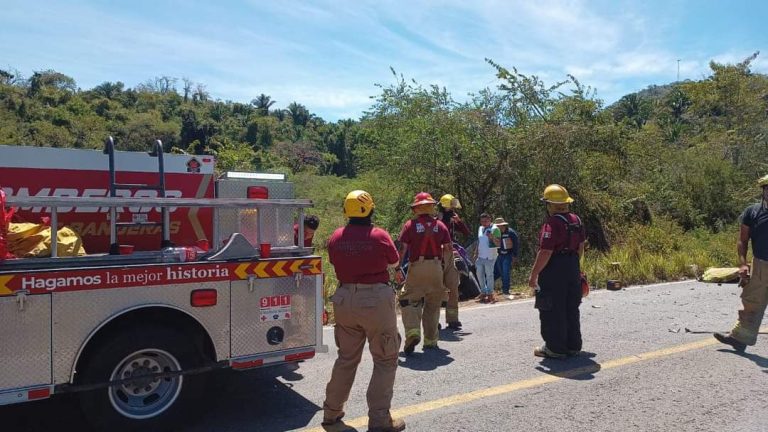 Bomberos trabajando en rescate de personas lesionadas por choque