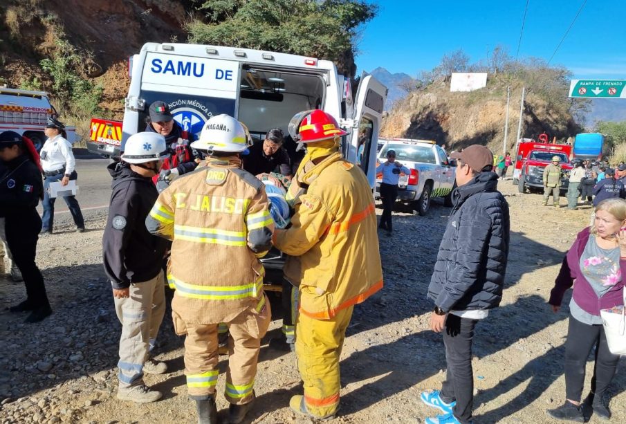 Bomberos y paramédicos atendiendo herirdos por autobus sin frenos