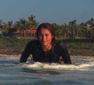 Brenda Flores Rodríguez, surfista de Sayulita