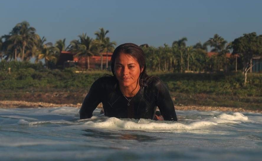 Brenda Flores Rodríguez, surfista de Sayulita