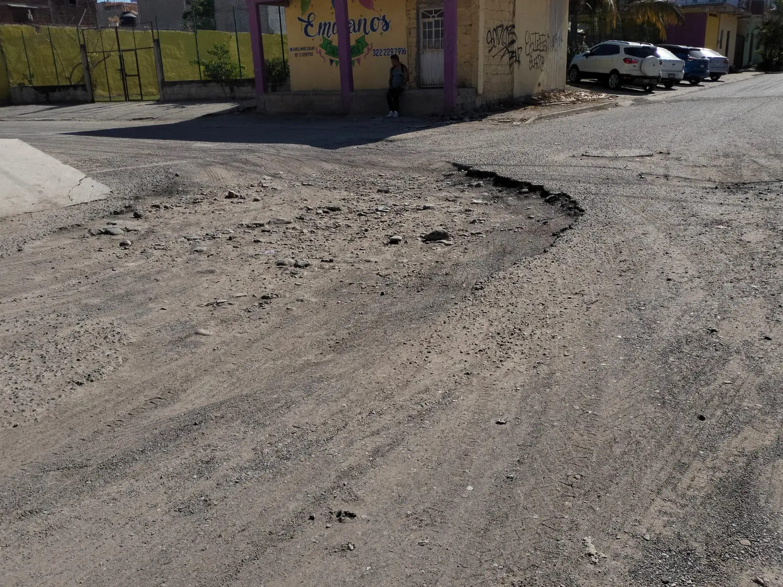 Calle en mal estado en San Esteban