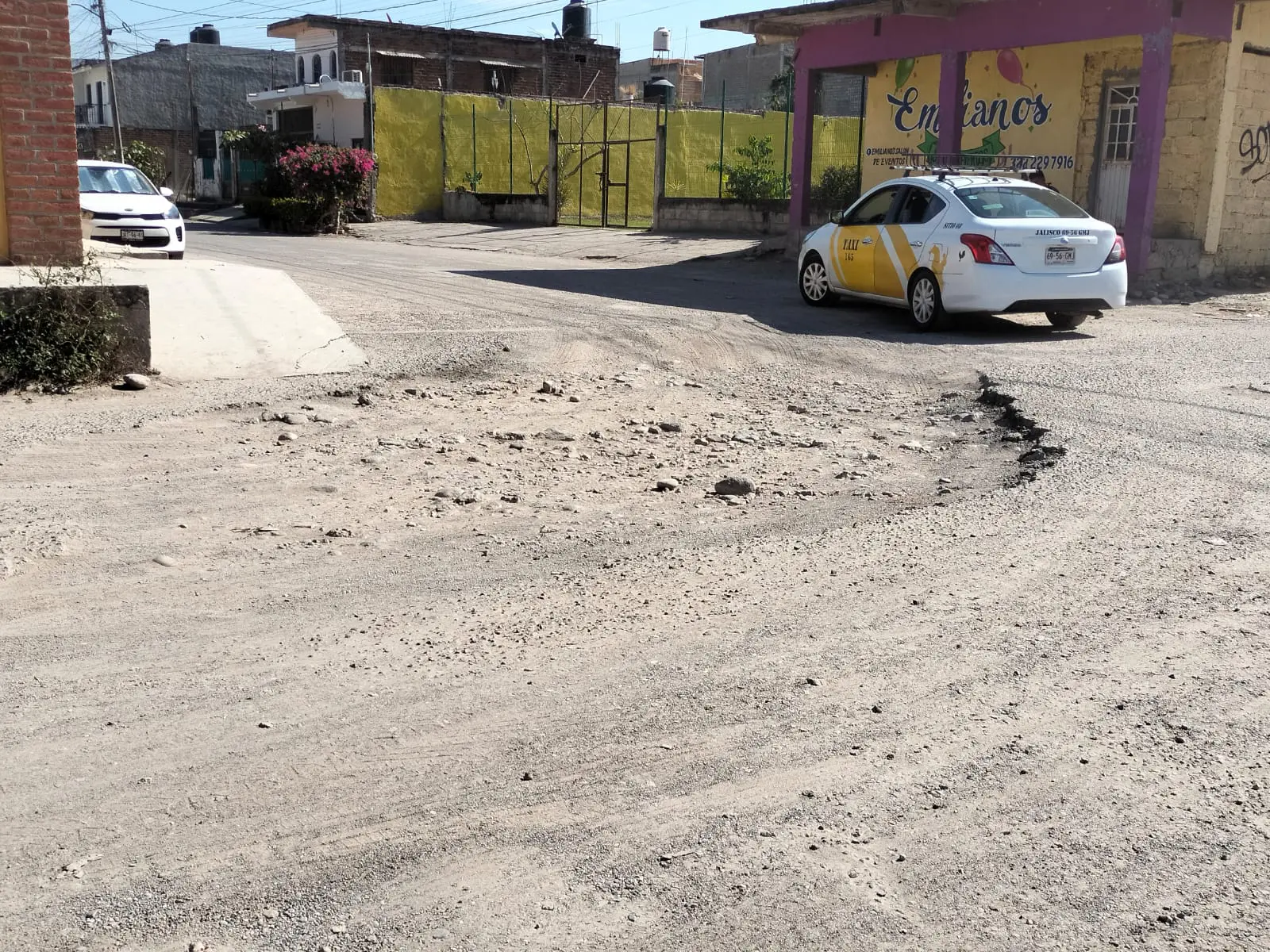 Calle llena de bache en San Esteban