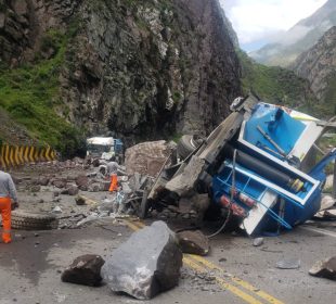 Camión aplastado por piedras gigantes