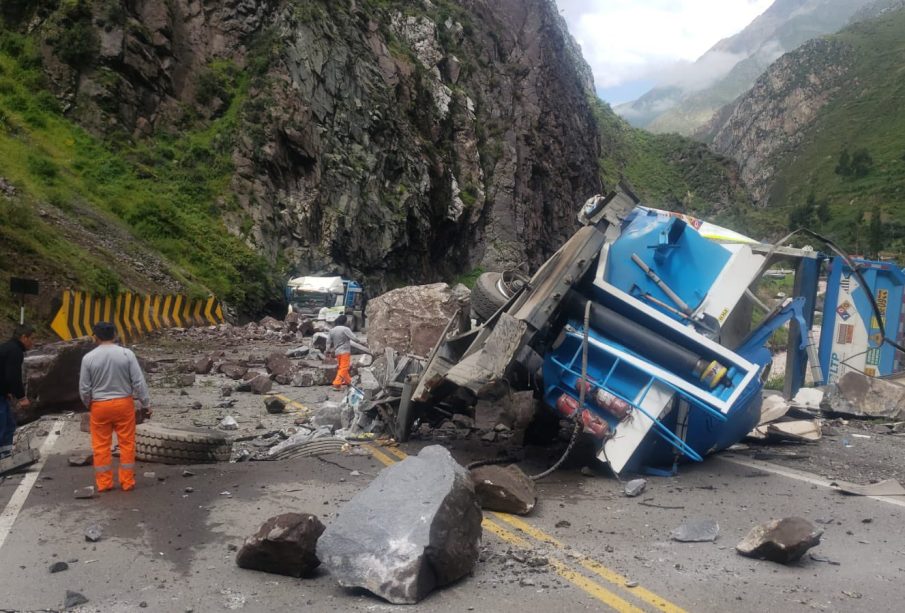 Camión aplastado por piedras gigantes