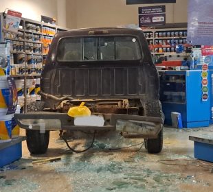 Camioneta se mete a tienda de pinturas