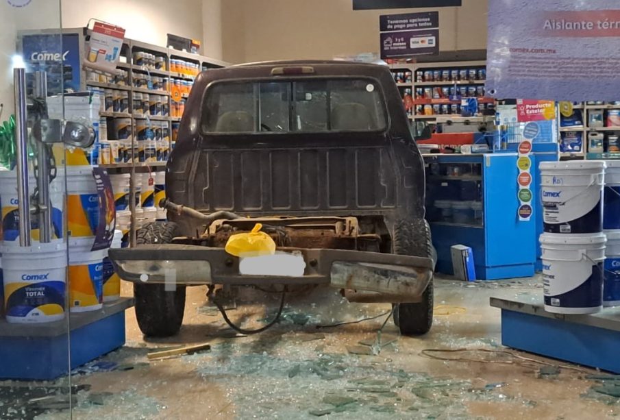 Camioneta se mete a tienda de pinturas